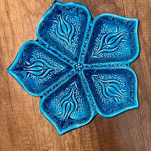 EL YAPIMI ÇİNİ SERAMİK KABARTMA DESENLİ PAPATYA MODEL FİRUZE / MAVİ ÇEREZLİK - KAHVALTILIK