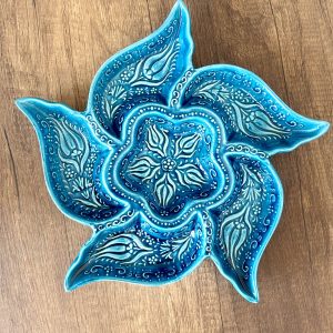 EL YAPIMI ÇİNİ SERAMİK KABARTMA DESENLİ RÜZGAR GÜLÜ FİRUZE / MAVİ KAHVALTILIK - ÇEREZLİK