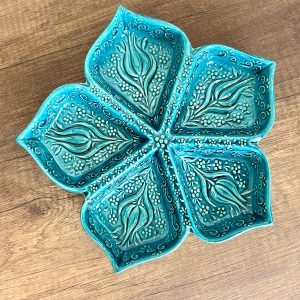 EL YAPIMI ÇİNİ SERAMİK KABARTMA DESENLİ PAPATYA MODEL TURKUAZ / YEŞİL ÇEREZLİK - KAHVALTILIK