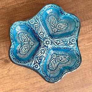 EL YAPIMI ÇİNİ SERAMİK KABARTMA DESENLİ KALP MODEL FİRUZE / MAVİ ÇEREZLİK - KAHVALTILIK